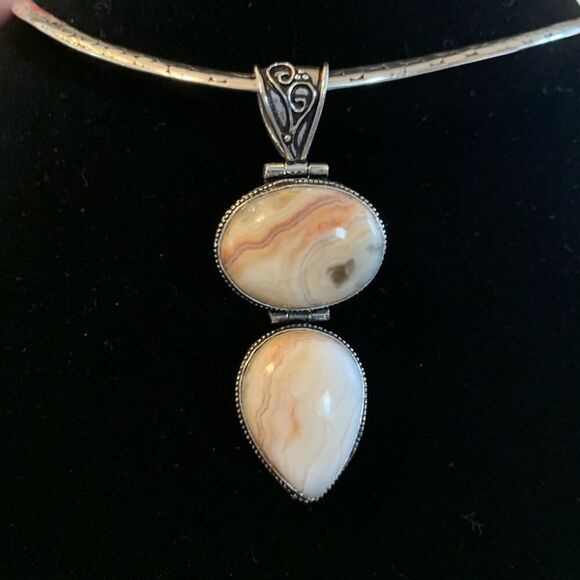 Cream and peach crazy lace agate in SS pendant - Picture 8 of 9